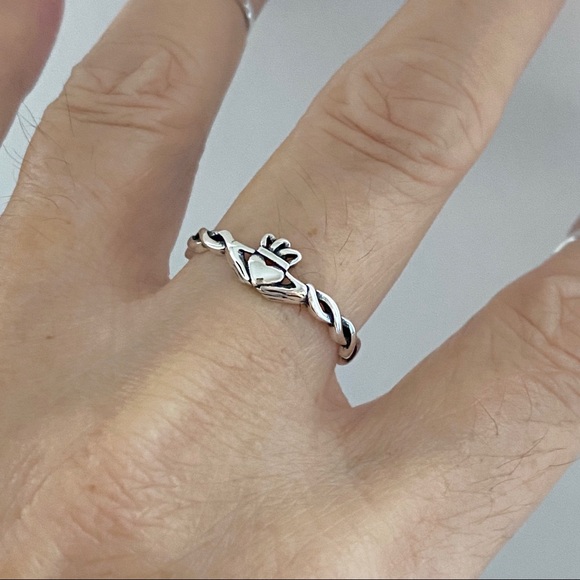 Sterling Silver Minimalist Claddagh Ring with Rope Band, Irish Rings, Crown Ring - Picture 4 of 14